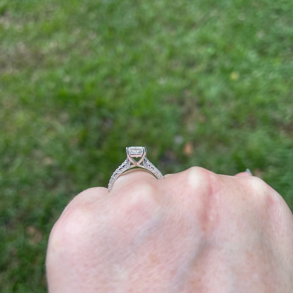 1.5 CT white gold Charles and Colvard Engagement ring - Picture 7 of 9